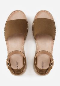 Renee - Ciemnozielone Sandały VICES z Imitacji Zamszu na Niskim Plecionym Koturnie Anameda. Okazja: na co dzień. Zapięcie: pasek. Kolor: zielony. Materiał: zamsz. Wzór: haft. Obcas: na koturnie. Styl: casual #5