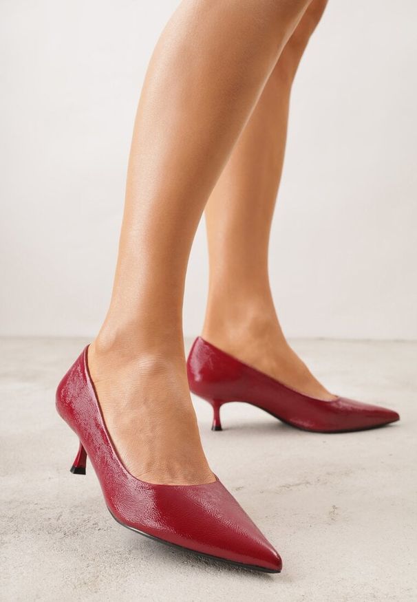 Born2be - Bordowe Czółenka na Obcasie Typu Kaczuszka Hollybloom. Okazja: na co dzień. Kolor: czerwony. Materiał: jeans. Obcas: na obcasie. Styl: klasyczny, casual, elegancki. Wysokość obcasa: średni