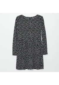 Cropp - Wzorzysta sukienka z podkreśloną talią - Czarny. Kolor: czarny #1