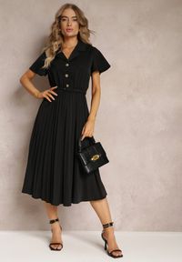 Renee - Czarna Retro Sukienka Midi z Plisowaniem i Paskiem na Klamrę Elinerise. Kolor: czarny. Styl: retro. Długość: midi #4