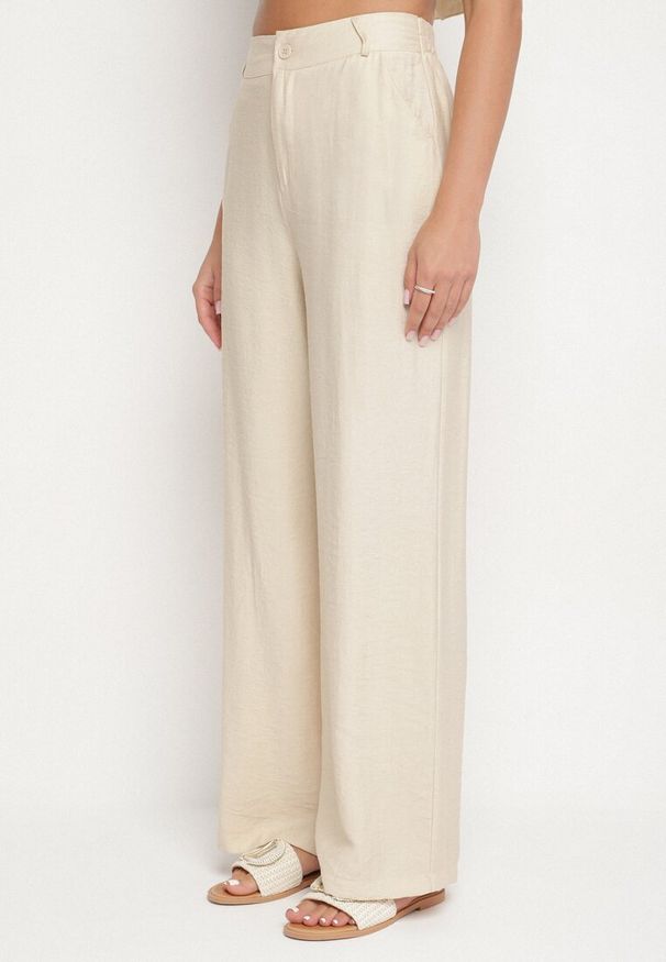 Born2be - Beżowy Komplet z Wiskozą Bluzka z Falbanką i Metaliczną Ozdobą oraz Spodnie Dolariela. Kolor: beżowy. Materiał: wiskoza. Wzór: aplikacja