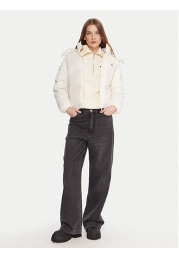 Calvin Klein Jeans Kurtka puchowa Essential LV047D501G Écru Relaxed Fit. Kolor: kremowy. Materiał: syntetyk