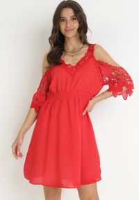 Born2be - Czerwona Sukienka Mini Hiszpanka na Ramiączkach z Koronkowymi Rękawami i Gumką w Pasie Giovati. Okazja: na co dzień. Typ kołnierza: dekolt hiszpanka. Kolor: czerwony. Materiał: koronka. Długość rękawa: na ramiączkach. Styl: casual. Długość: mini #5