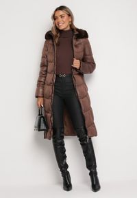 Born2be - Brązowa Pikowana Kurtka Płaszcz za Kolano z Kapturem i Futerkiem Naelora. Okazja: na spacer, na co dzień. Typ kołnierza: kaptur. Kolor: brązowy. Materiał: futro. Styl: casual, klasyczny #5