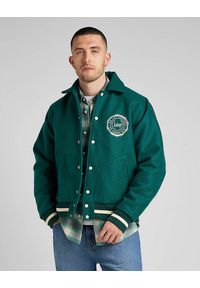 Lee - LEE VARSITY JACKET MĘSKA KURTKA PRZEJŚCIOWA LOGO NADRUK ESMERALDA L87TDB96 112321558. Wzór: nadruk