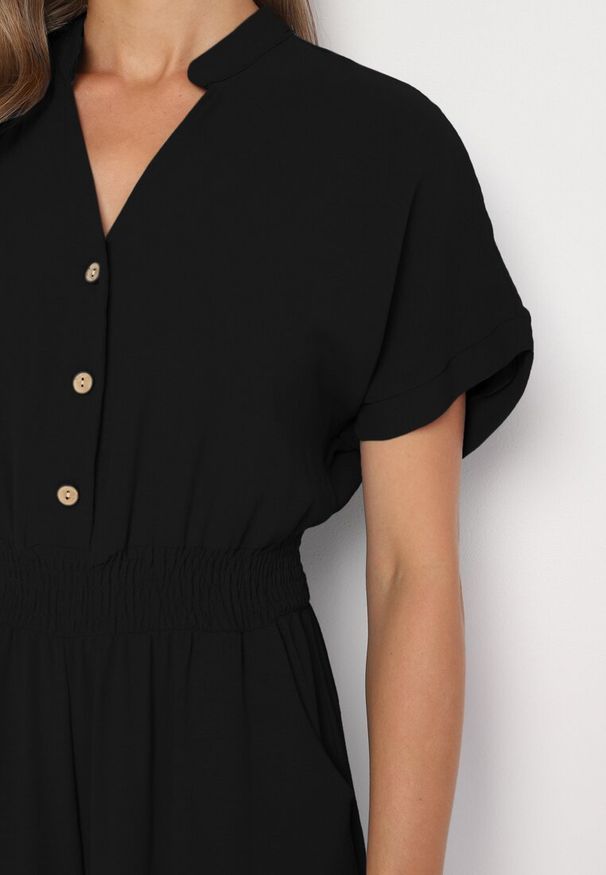 Born2be - Czarny Wiskozowy Kombinezon o Taliowanym Kroju z Szerokimi Nogawkami Delsea. Okazja: do pracy. Kolor: czarny. Materiał: wiskoza. Długość rękawa: krótki rękaw. Długość: krótkie. Styl: elegancki