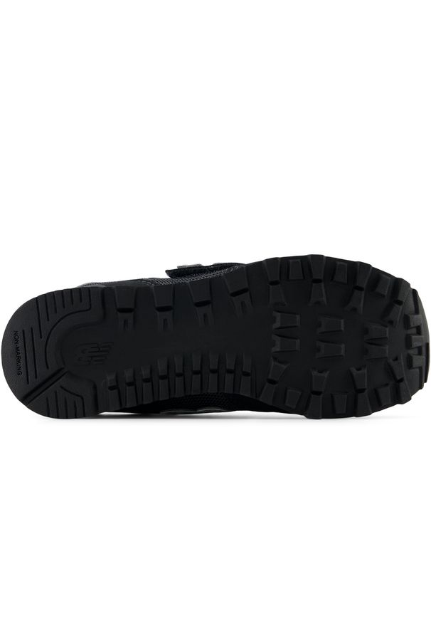 Buty dziecięce New Balance PV515LCC – czarne. Okazja: na co dzień, na uczelnię. Kolor: czarny. Materiał: syntetyk, materiał. Szerokość cholewki: normalna