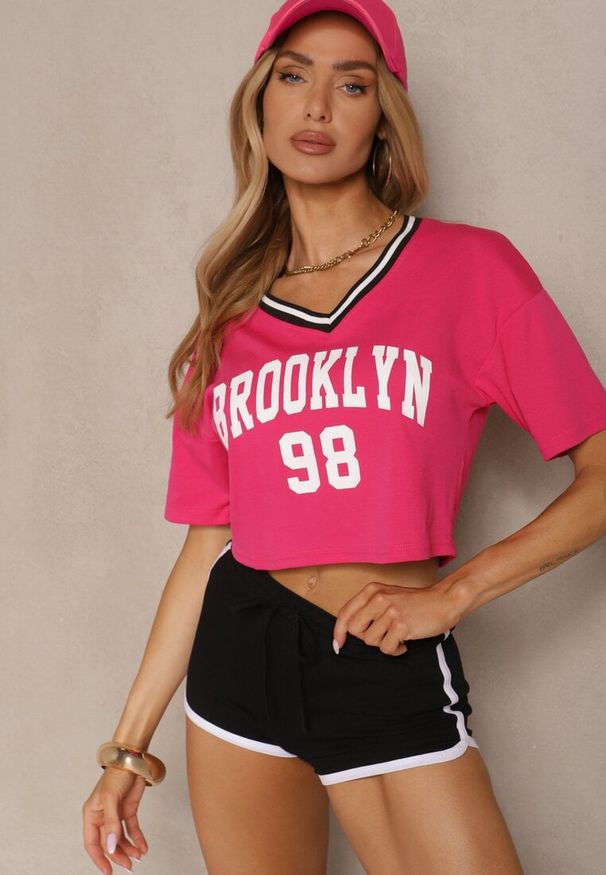 Renee - Fuksjowy T-shirt z Bawełny Ozdobiony Napisem Lireline. Okazja: na co dzień. Kolor: różowy. Materiał: bawełna. Wzór: napisy, aplikacja. Styl: klasyczny, elegancki, casual
