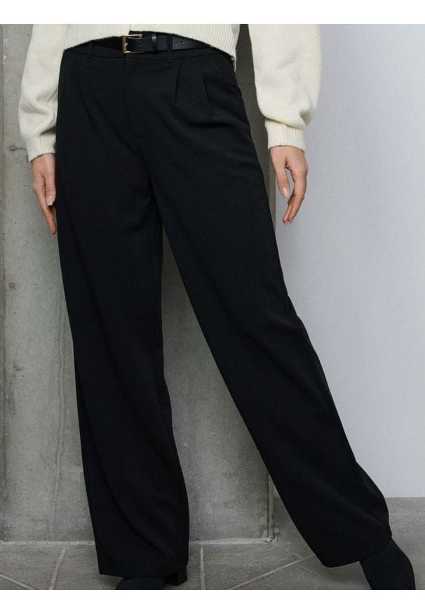 Sinsay - Spodnie wide leg z paskiem - czarny. Kolor: czarny