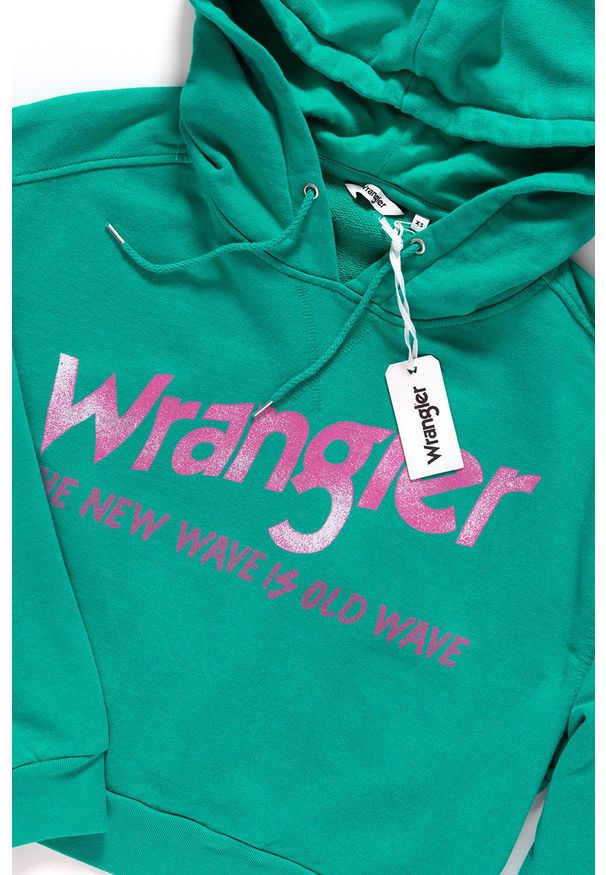 Wrangler - BLUZA WRANGLER DAMSKA CROP HOODIE SPECTRA GREEN W6068IGWB 112130417. Typ kołnierza: kaptur. Wzór: nadruk