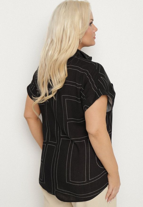 Born2be - Czarna Bluzka o Koszulowym Fasonie z Wiskozy w Geometryczny Print Ralozi. Okazja: na co dzień. Kolekcja: plus size. Kolor: czarny. Materiał: wiskoza. Długość rękawa: krótki rękaw. Długość: krótkie. Wzór: nadruk, geometria. Styl: elegancki, casual