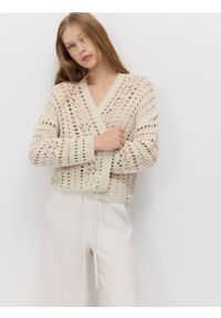 Reserved - Ażurowy kardigan - kremowy. Kolor: kremowy. Materiał: bawełna, dzianina. Wzór: ażurowy #1