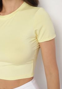 Born2be - Żółty T-shirt z Wiskozą o Dopasowanym Kroju Typu Crop Top Folirra. Okazja: na co dzień. Kolor: żółty. Materiał: wiskoza. Styl: klasyczny, casual #3