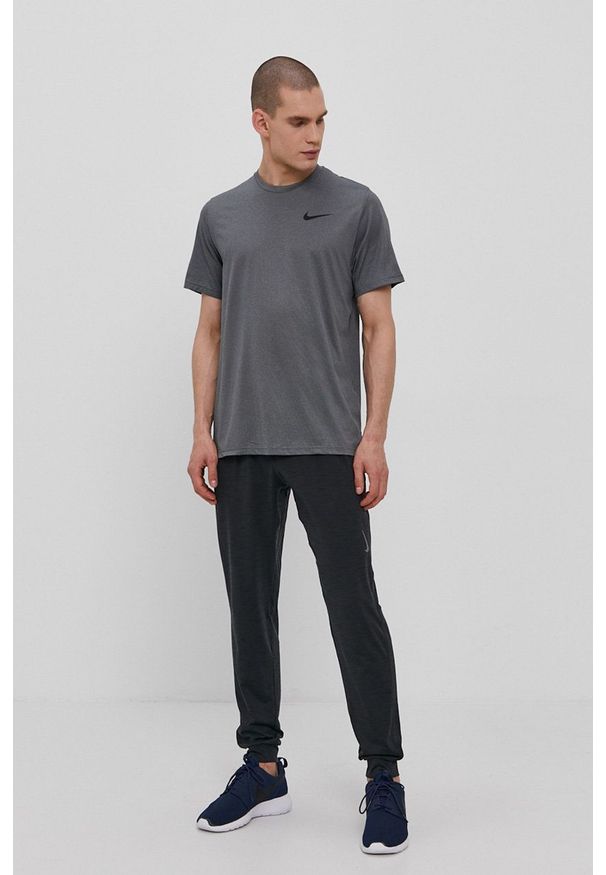 Nike - T-shirt. Okazja: na co dzień. Kolor: szary. Materiał: tkanina, dzianina, skóra, włókno. Wzór: gładki. Styl: casual
