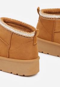 Born2be - Brązowe Śniegowce na Grubej Podeszwie Zdobione Haftem Sewnella. Okazja: na co dzień. Zapięcie: bez zapięcia. Kolor: brązowy. Materiał: jeans. Wzór: aplikacja, haft. Sezon: zima, jesień. Styl: casual #4