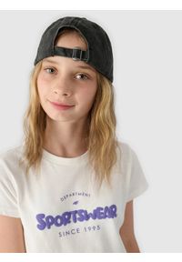 4f - 4F T-shirt z nadrukiem dziewczęcy - biały 134 (8-9 lat). Okazja: na co dzień. Kolor: biały. Materiał: dzianina, bawełna, jersey. Długość rękawa: krótki rękaw. Długość: krótkie. Wzór: nadruk. Sezon: lato. Styl: klasyczny, sportowy, casual