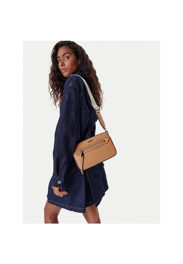 Torebka DKNY. Kolor: brązowy