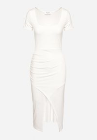Born2be - Biała Dopasowana Sukienka z Marszczeniem i Dłuższym Tyłem Lilate. Kolor: biały. Materiał: wiskoza, dzianina. Sezon: lato. Typ sukienki: asymetryczne. Styl: elegancki #3