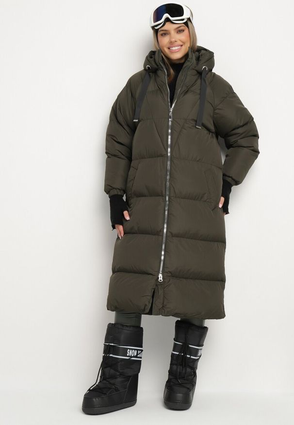 Born2be - Zielona Długa Kurtka Pikowana Płaszcz na Zamek z Kapturem Lesea. Okazja: na co dzień. Typ kołnierza: kaptur. Kolor: zielony. Materiał: jeans, dzianina. Długość: długie. Styl: elegancki, casual