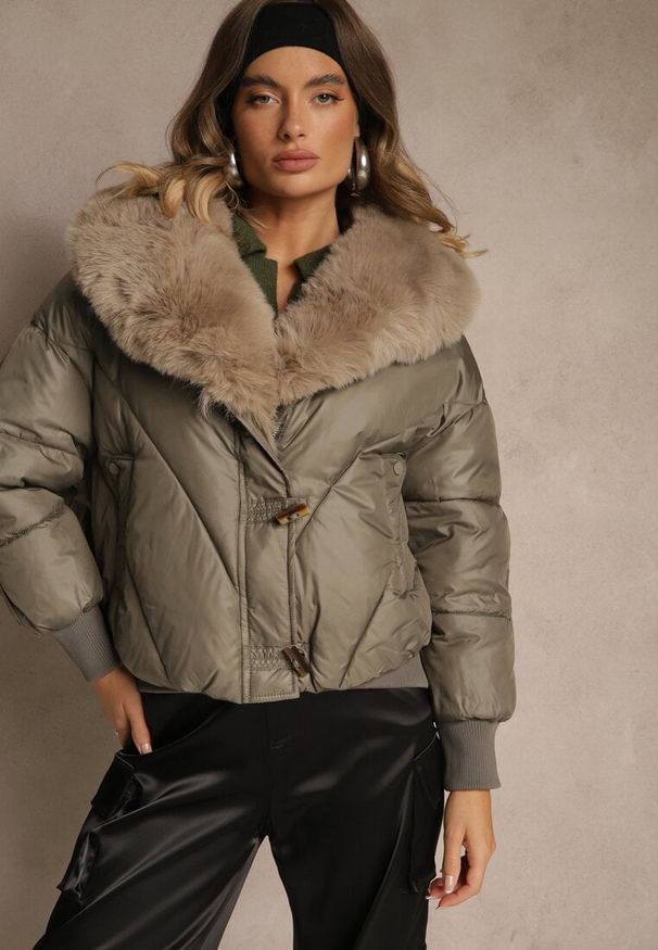 Renee - Ciemnozielona Pudełkowa Kurtka z Pikowanymi Przeszyciami i Kapturem z Futrem Ruvitta. Okazja: na co dzień. Kolor: zielony. Materiał: futro. Sezon: zima. Styl: elegancki, casual