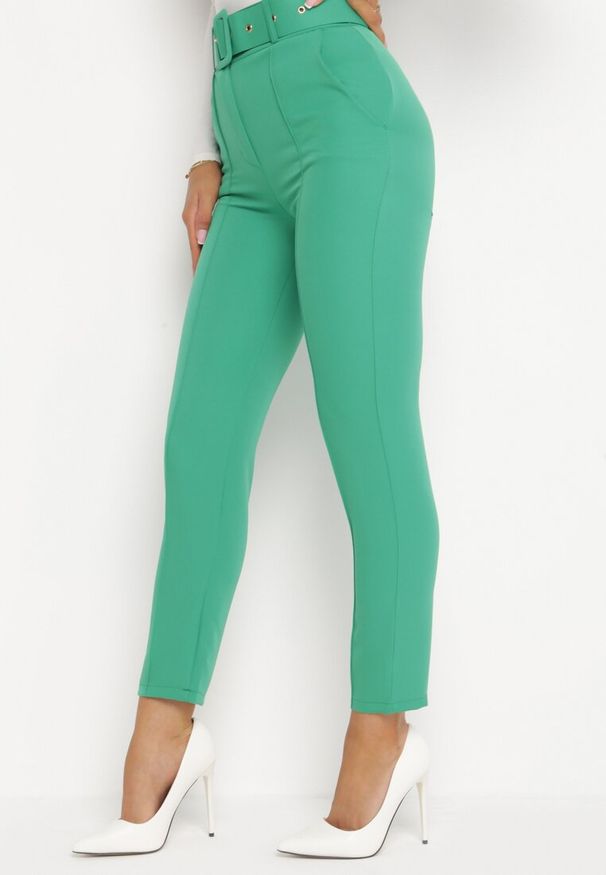 Born2be - Zielone Garniturowe Dopasowane Spodnie z Materiałowym Paskiem z Klamrą Kerriy. Kolor: zielony. Materiał: materiał