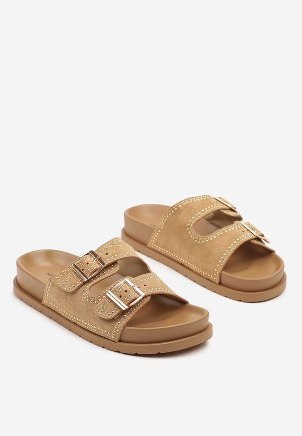 Born2be - Ciemnobeżowe Klapki z Ozdobnymi Nitami i Dwoma Paskami Helziva. Okazja: na co dzień. Kolor: beżowy. Materiał: jeans. Wzór: aplikacja. Obcas: na obcasie. Styl: klasyczny, elegancki, casual. Wysokość obcasa: niski