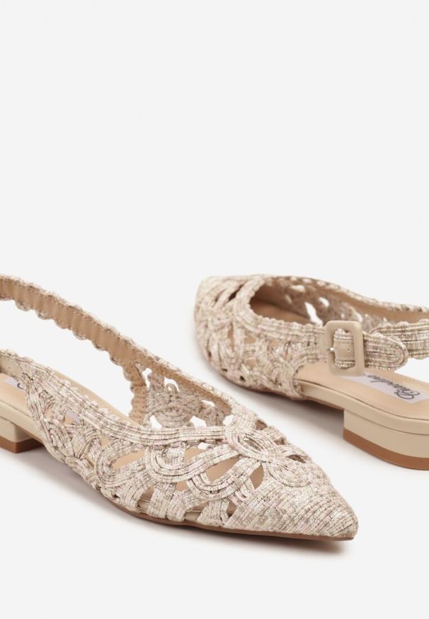 Renee - Beżowe Sandały Slingback z Szydełkową Cholewką z Metalicznymi Przeszyciami Frolette. Okazja: na co dzień. Zapięcie: pasek. Kolor: beżowy. Materiał: jeans. Obcas: na obcasie. Styl: elegancki, casual. Wysokość obcasa: niski