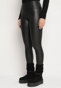 Born2be - Czarne Legginsy z Ekoskóry z Wysokim Stanem i Polarem Labira. Okazja: na co dzień. Stan: podwyższony. Kolor: czarny. Materiał: polar. Wzór: aplikacja. Styl: elegancki, casual