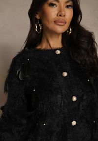 Renee - Czarny Kardigan w Eleganckim Stylu z Imitacją Piór i Perłowymi Guzikami Nessea. Kolor: czarny. Materiał: jeans, satyna. Styl: elegancki #4