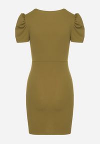 Born2be - Jasnozielona Dopasowana Sukienka z Kopertowym Dekoltem Hallimea. Okazja: na imprezę. Typ kołnierza: dekolt kopertowy. Kolor: zielony. Wzór: aplikacja. Typ sukienki: kopertowe. Styl: elegancki, klasyczny #6