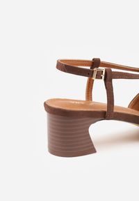 Renee - Brązowe Czółenka Slingback VICES z Imitacji Zamszu na Klockowym Obcasie Adophaia. Zapięcie: pasek. Kolor: brązowy. Materiał: zamsz. Obcas: na obcasie. Styl: boho, elegancki. Wysokość obcasa: średni #5