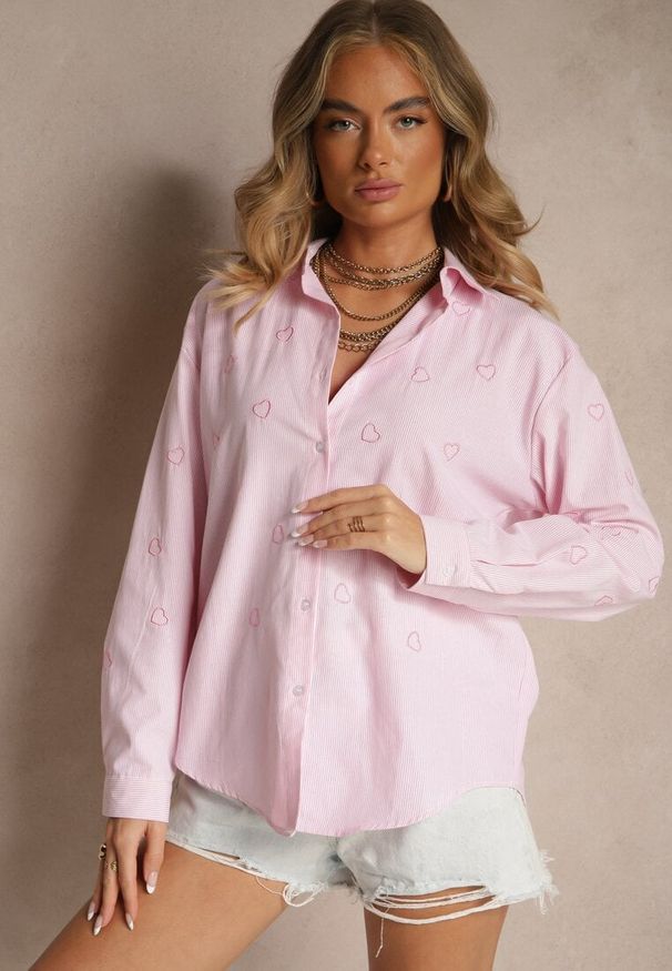 Renee - Różowa Koszula Oversize w Prążki Zdobiona Haftem w Serca Nitavela. Okazja: na co dzień. Kolor: różowy. Materiał: jeans. Długość rękawa: długi rękaw. Długość: długie. Wzór: aplikacja, haft, prążki. Styl: elegancki, casual
