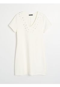 Sinsay - Sukienka mini z ozdobnymi dżetami przy dekolcie - kremowy. Kolor: kremowy. Długość: mini #1
