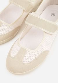 Renee - Beżowe Tenisówki Typu Sneakeriny Ozdobione Napisem Emirinne. Okazja: na co dzień. Zapięcie: rzepy. Kolor: beżowy. Wzór: aplikacja, napisy. Styl: casual, sportowy #5