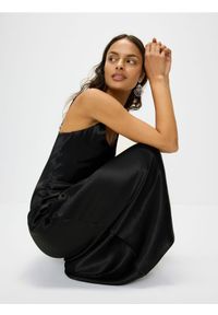 Reserved - Satynowa sukienka maxi z wiskozy - czarny. Kolor: czarny. Materiał: satyna, wiskoza. Długość: maxi #1