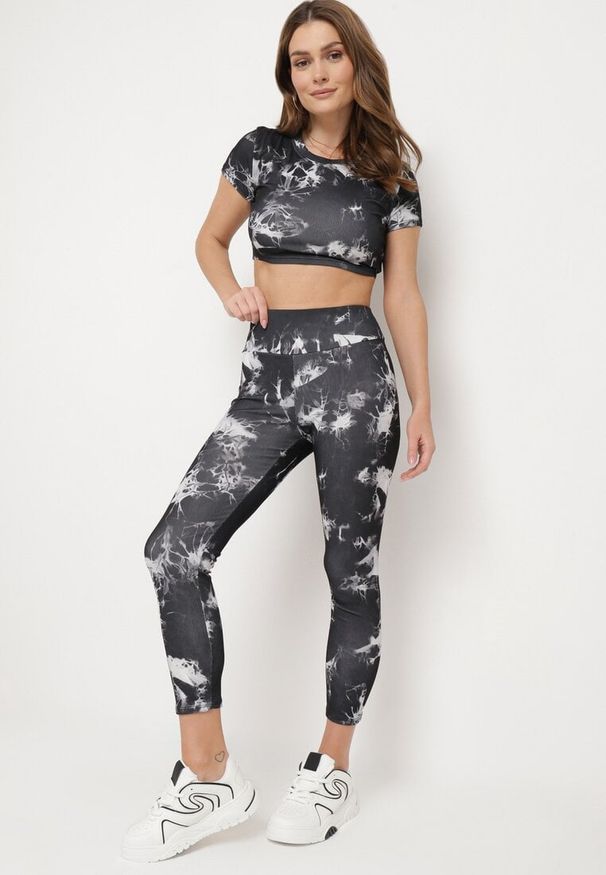 Born2be - Czarny Komplet Sportowy z Wzorem Tie-Dye Top z Krótkimi Rękawami i Leggisy Larvena. Kolor: czarny