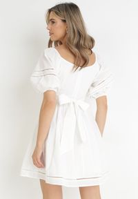 Born2be - Biała Sukienka Mini z Głębokim Dekoltem z Lnu i Bawełny Janova. Okazja: na co dzień. Kolor: biały. Materiał: bawełna, len. Wzór: aplikacja. Styl: klasyczny, casual. Długość: mini