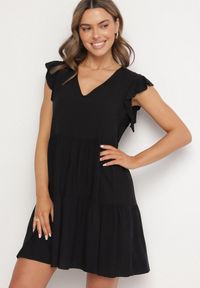 Born2be - Czarna Rozkloszowana Sukienka z Bawełny Ozdobiona Falbankami Natiriane. Okazja: na co dzień. Typ kołnierza: kołnierz z falbankami. Kolor: czarny. Materiał: bawełna. Wzór: aplikacja. Sezon: wiosna, lato. Styl: casual, elegancki #6