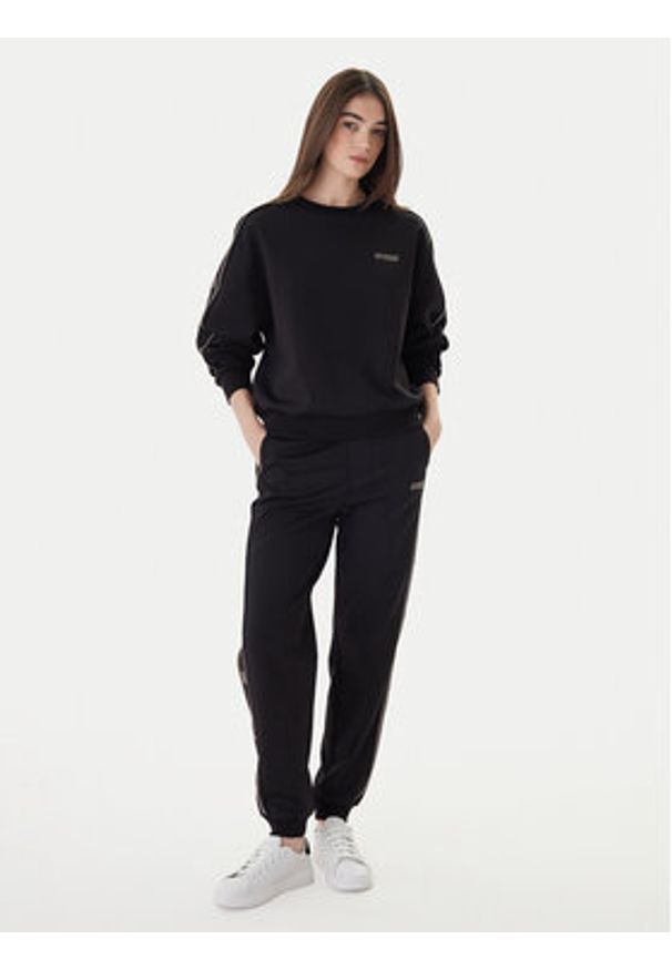 Guess Spodnie dresowe V5BB23 KCX22 Czarny Wide Leg. Kolor: czarny. Materiał: syntetyk