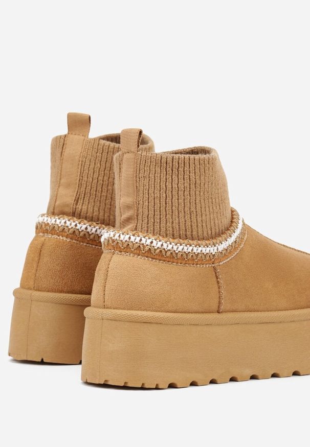 Renee - Jasnobrązowe Śniegowce VICES na Platformie ze Skarpetkową Cholewką i Haftem Ebentia. Kolor: brązowy. Materiał: dzianina, puch, jeans. Szerokość cholewki: normalna. Wzór: haft. Sezon: zima. Obcas: na platformie