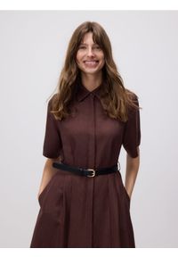 Reserved - Sukienka midi z lnem - brązowy. Kolor: brązowy. Materiał: len. Wzór: gładki. Długość: midi #1