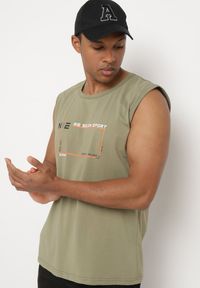 Born2be - Ciemnozielona Bawełniana Koszulka bez Rękawów z Nadrukiem Acacilla. Kolekcja: plus size. Kolor: zielony. Materiał: bawełna. Długość rękawa: bez rękawów. Wzór: nadruk #4