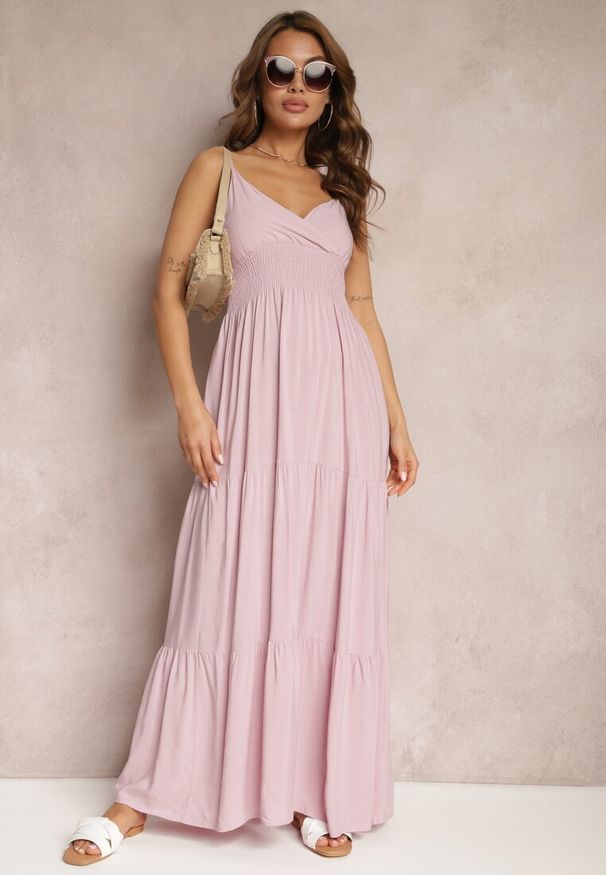 Renee - Różowa Sukienka Bawełniana Rozkloszowana Długa na Cienkich Ramiączkach z Regulacją Shalletia. Okazja: na co dzień. Kolor: różowy. Materiał: bawełna. Długość rękawa: na ramiączkach. Sezon: lato. Typ sukienki: rozkloszowane. Styl: casual. Długość: maxi