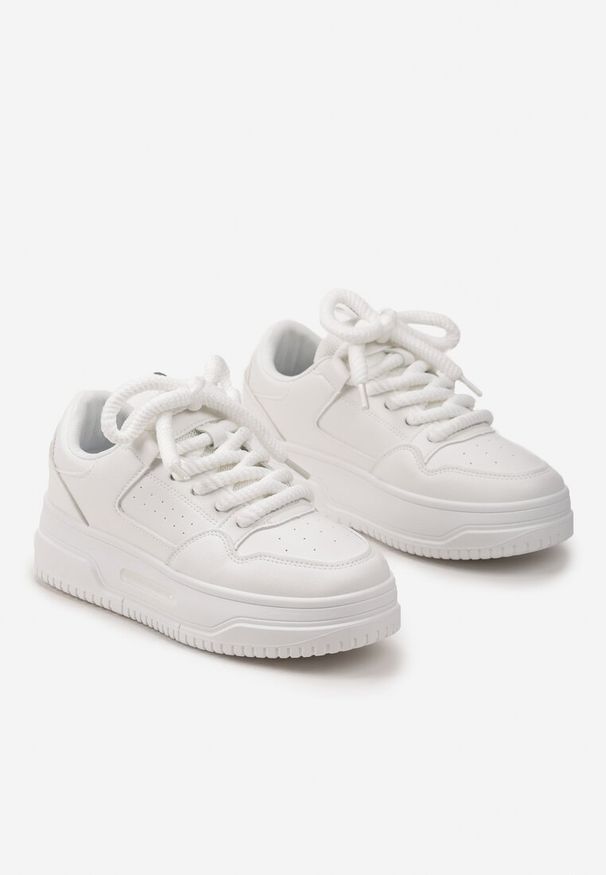 Born2be - Białe Sneakersy na Grubej Podeszwie z Perforacją z Gumową Odczepianą Ozdobą Faer. Kolor: biały. Materiał: guma. Wzór: aplikacja