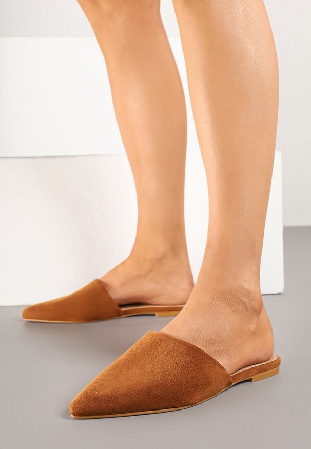 Born2be - Brązowe Klapki w Stylu Muli Arivria. Okazja: na co dzień. Kolor: brązowy. Sezon: lato, wiosna. Styl: elegancki, casual