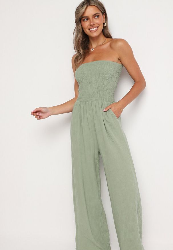 Born2be - Jasnozielony Bawełniany Taliowany Kombinezon Góra Bandeau Wykończona Gumkami Moranna. Okazja: na co dzień. Kolor: zielony. Materiał: bawełna. Sezon: lato. Styl: klasyczny, casual