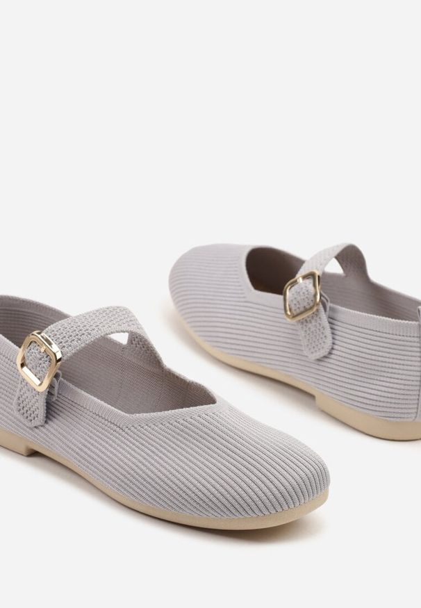 Born2be - Szare Balerinki z Ozdobnym Paskiem Tellenna. Okazja: na co dzień, na spotkanie biznesowe, do pracy. Zapięcie: pasek. Kolor: szary. Styl: elegancki, biznesowy, casual