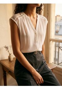 Sinsay - Bluzka koszulowa z ozdobną koronką - biały. Kolor: biały. Materiał: koronka. Wzór: koronka #1