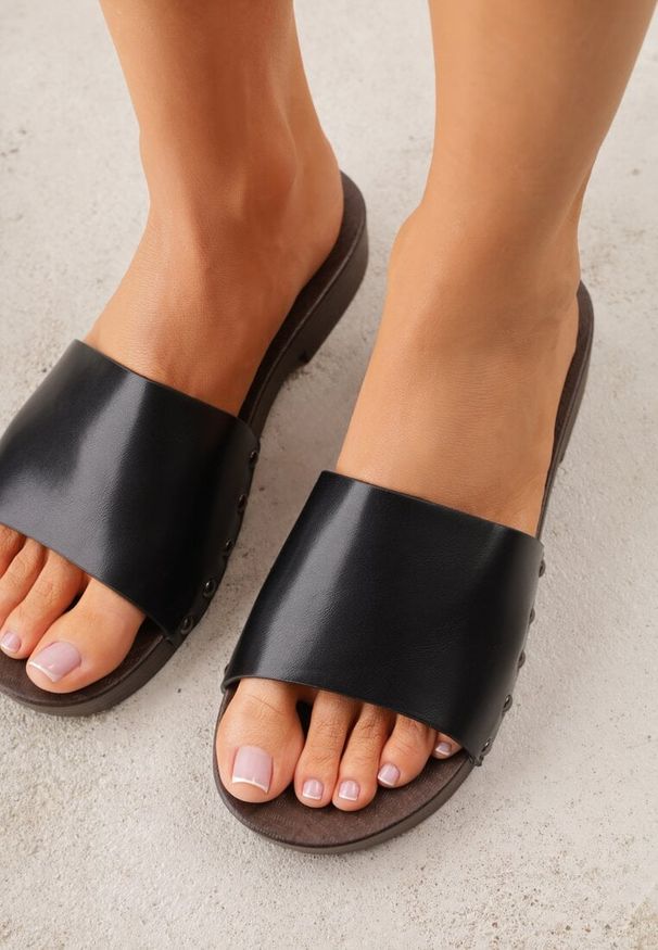 Renee - Czarne Klapki Ozdobione po Bokach Nitami Neameronei. Okazja: na co dzień. Kolor: czarny. Materiał: jeans. Wzór: aplikacja. Styl: casual