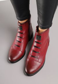Born2be - Czerwone Botki Trzewiki z Metalicznymi Klamrami Asanella. Okazja: na co dzień. Zapięcie: klamry. Kolor: czerwony. Materiał: jeans. Styl: casual